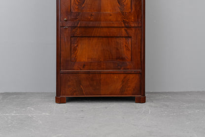 Biedermeier Garderobenschrank in Mahagoni - erste Hälfte des 19.Jahrhunderts