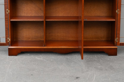Bücherschrank im Englischen Stil in Mahagoni - zweite Hälfte des 20.Jahrhunderts