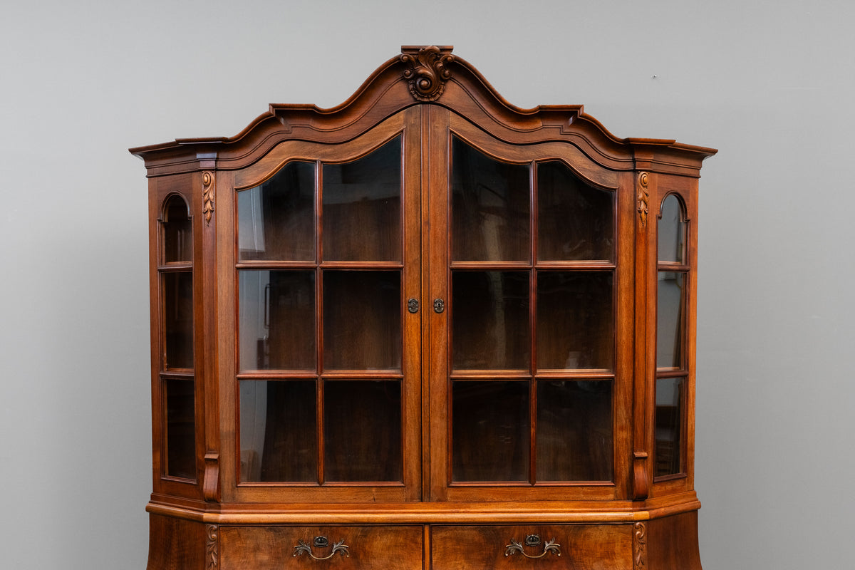 Vitrinenschrank im Barock Stil in Nussbaum - erste Hälfte des 20.Jahrhunderts