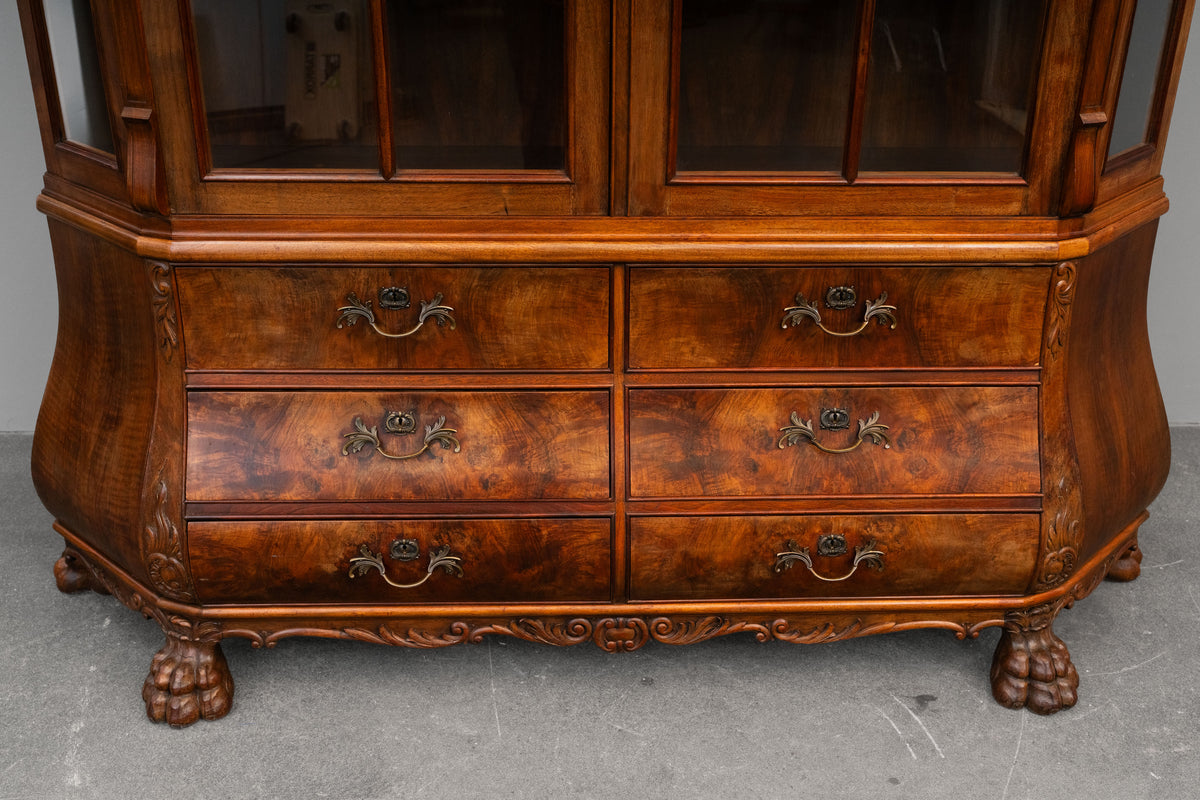 Vitrinenschrank im Barock Stil in Nussbaum - erste Hälfte des 20.Jahrhunderts