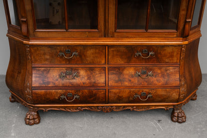 Vitrinenschrank im Barock Stil in Nussbaum - erste Hälfte des 20.Jahrhunderts