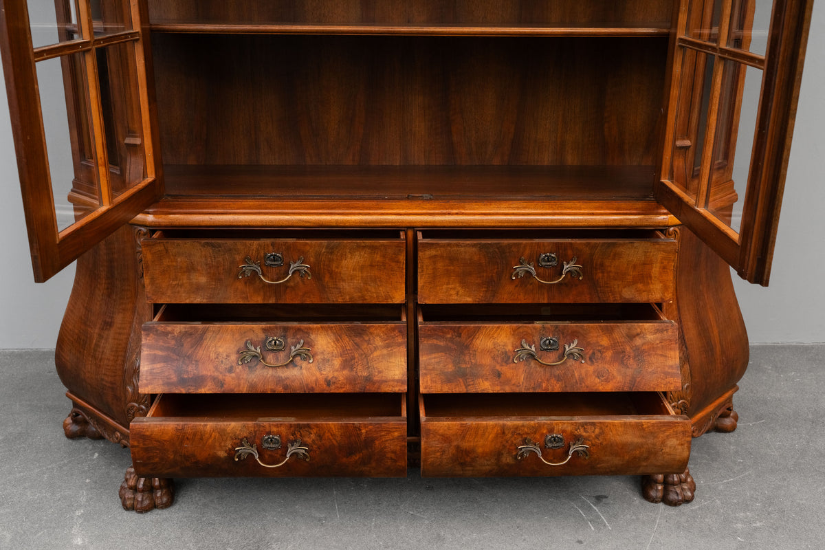 Vitrinenschrank im Barock Stil in Nussbaum - erste Hälfte des 20.Jahrhunderts