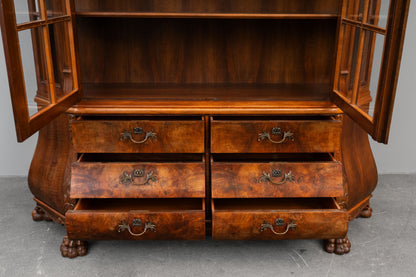 Vitrinenschrank im Barock Stil in Nussbaum - erste Hälfte des 20.Jahrhunderts