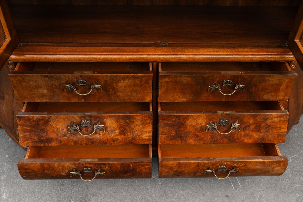 Vitrinenschrank im Barock Stil in Nussbaum - erste Hälfte des 20.Jahrhunderts
