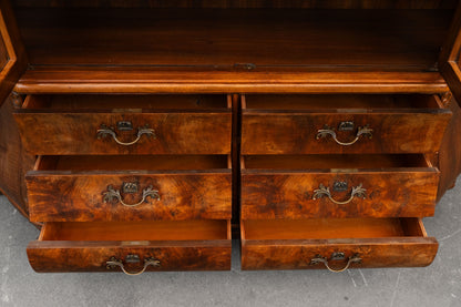 Vitrinenschrank im Barock Stil in Nussbaum - erste Hälfte des 20.Jahrhunderts
