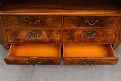 Vitrinenschrank im Barock Stil in Nussbaum - erste Hälfte des 20.Jahrhunderts