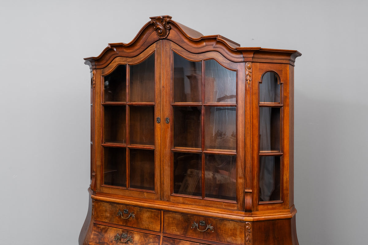 Vitrinenschrank im Barock Stil in Nussbaum - erste Hälfte des 20.Jahrhunderts