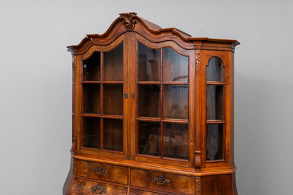 Vitrinenschrank im Barock Stil in Nussbaum - erste Hälfte des 20.Jahrhunderts