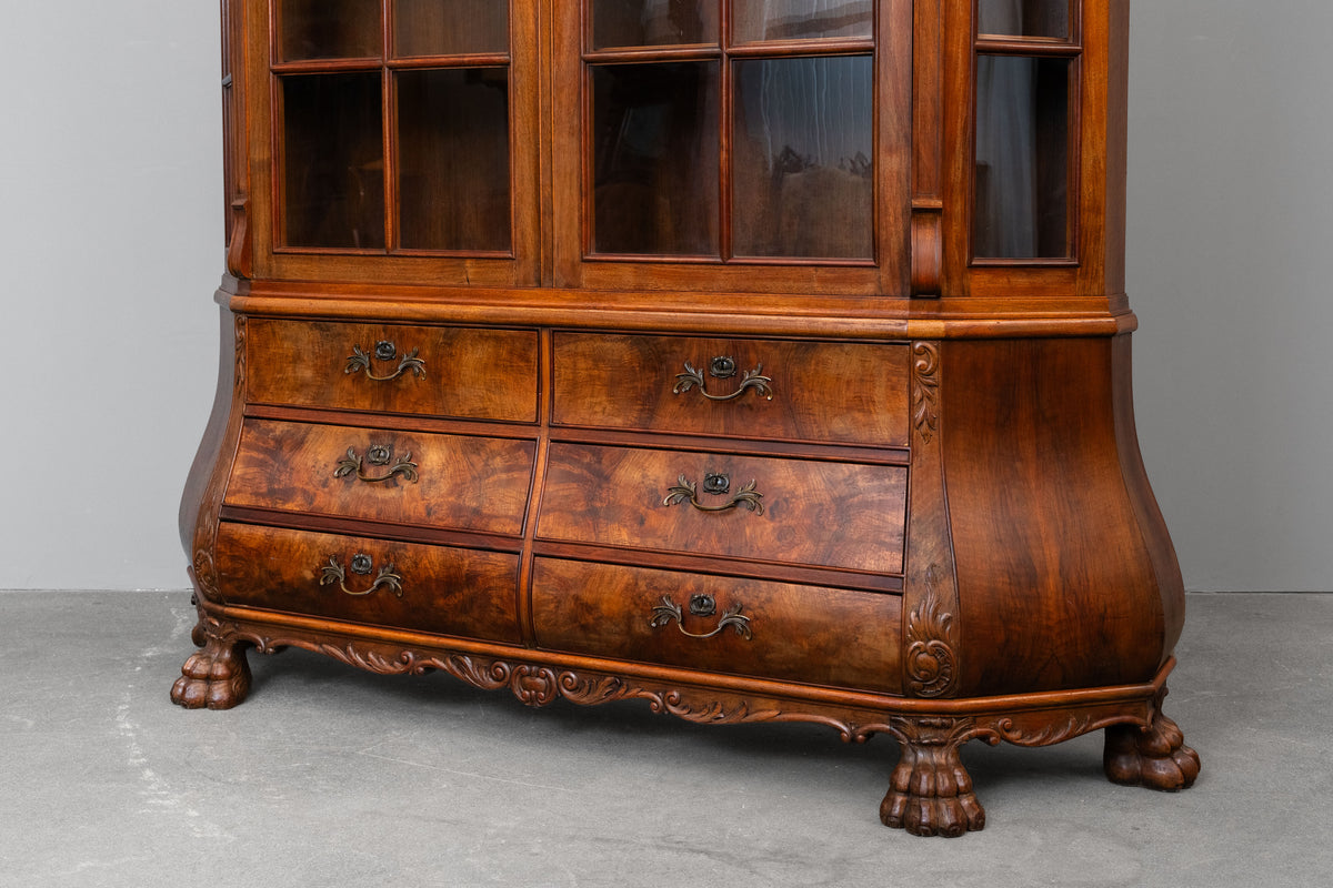 Vitrinenschrank im Barock Stil in Nussbaum - erste Hälfte des 20.Jahrhunderts
