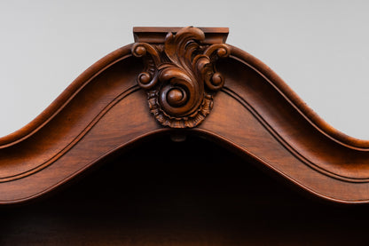 Vitrinenschrank im Barock Stil in Nussbaum - erste Hälfte des 20.Jahrhunderts