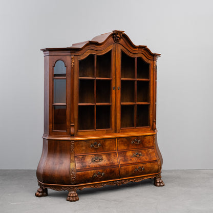 Vitrinenschrank im Barock Stil in Nussbaum - erste Hälfte des 20.Jahrhunderts