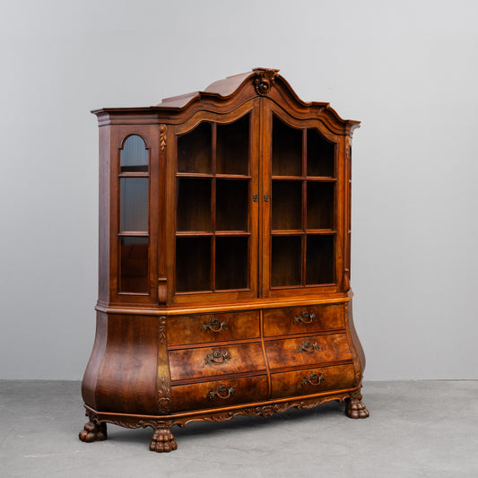 Vitrinenschrank im Barock Stil in Nussbaum - erste Hälfte des 20.Jahrhunderts