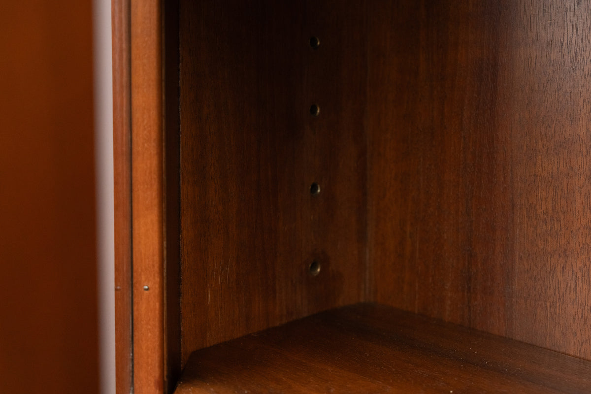 Vitrinenschrank im Barock Stil in Nussbaum - erste Hälfte des 20.Jahrhunderts