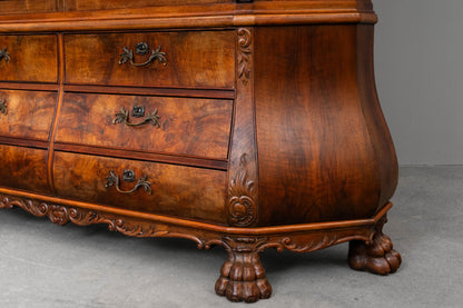 Vitrinenschrank im Barock Stil in Nussbaum - erste Hälfte des 20.Jahrhunderts