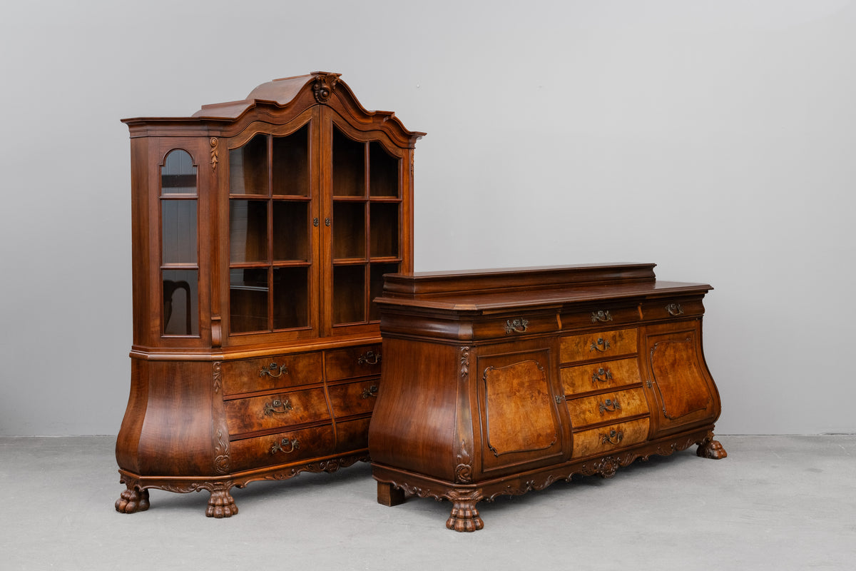 Vitrinenschrank im Barock Stil in Nussbaum - erste Hälfte des 20.Jahrhunderts