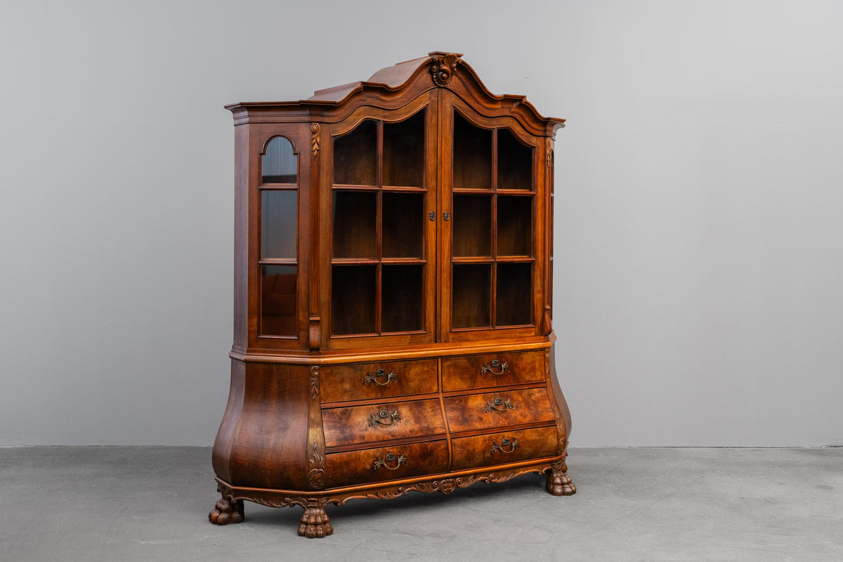 Vitrinenschrank im Barock Stil in Nussbaum - erste Hälfte des 20.Jahrhunderts
