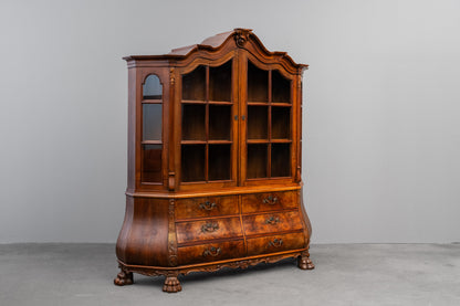 Vitrinenschrank im Barock Stil in Nussbaum - erste Hälfte des 20.Jahrhunderts