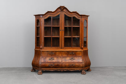 Vitrinenschrank im Barock Stil in Nussbaum - erste Hälfte des 20.Jahrhunderts
