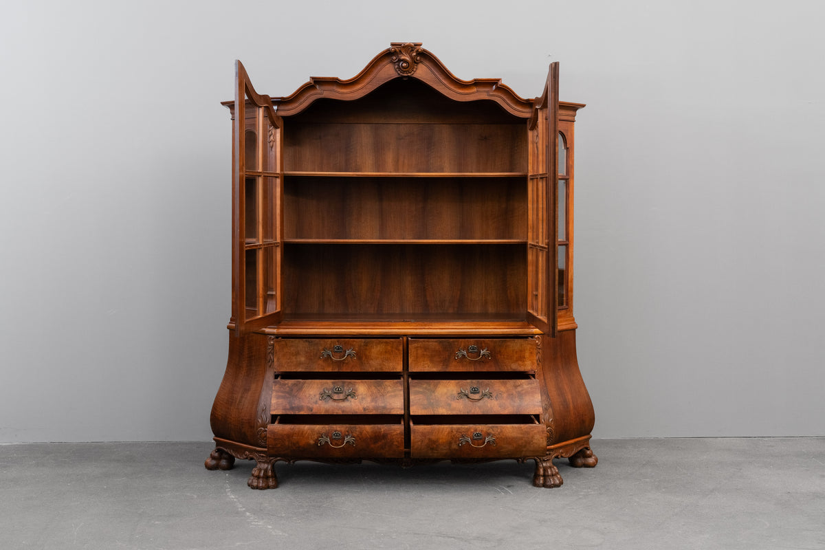 Vitrinenschrank im Barock Stil in Nussbaum - erste Hälfte des 20.Jahrhunderts