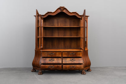 Vitrinenschrank im Barock Stil in Nussbaum - erste Hälfte des 20.Jahrhunderts