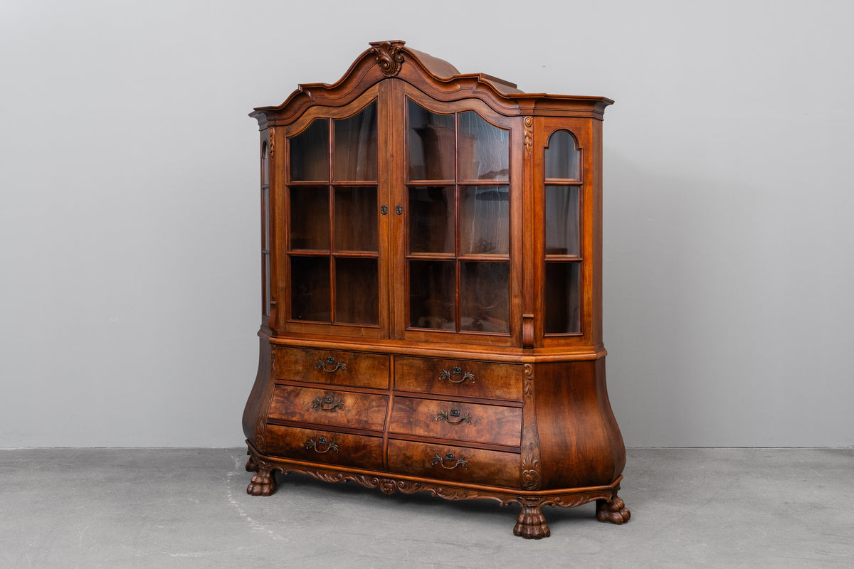 Vitrinenschrank im Barock Stil in Nussbaum - erste Hälfte des 20.Jahrhunderts
