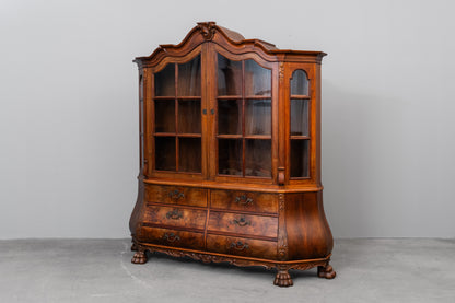 Vitrinenschrank im Barock Stil in Nussbaum - erste Hälfte des 20.Jahrhunderts