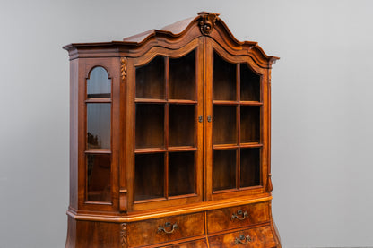 Vitrinenschrank im Barock Stil in Nussbaum - erste Hälfte des 20.Jahrhunderts