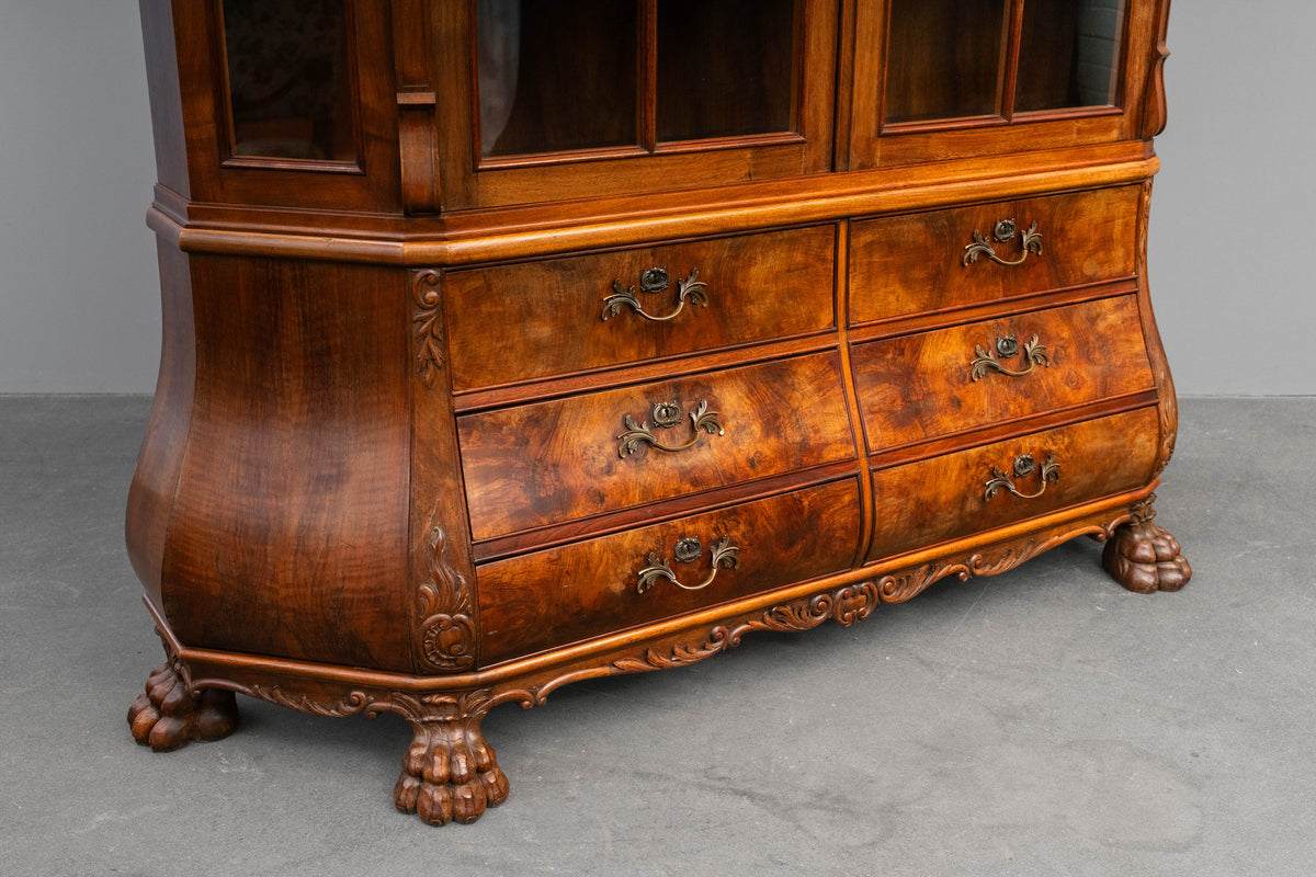 Vitrinenschrank im Barock Stil in Nussbaum - erste Hälfte des 20.Jahrhunderts