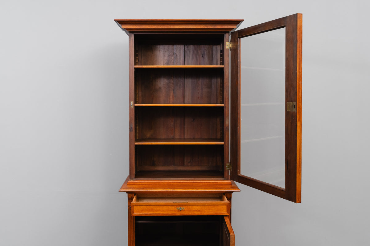 Gründerzeit Bücherschrank in Nussbaum - zweite Hälfte des 19.Jahrhunderts