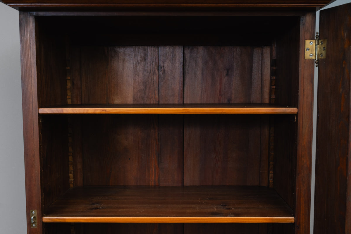 Gründerzeit Bücherschrank in Nussbaum - zweite Hälfte des 19.Jahrhunderts
