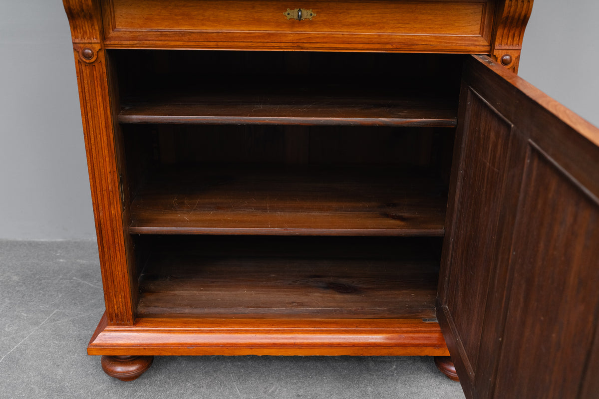 Gründerzeit Bücherschrank in Nussbaum - zweite Hälfte des 19.Jahrhunderts