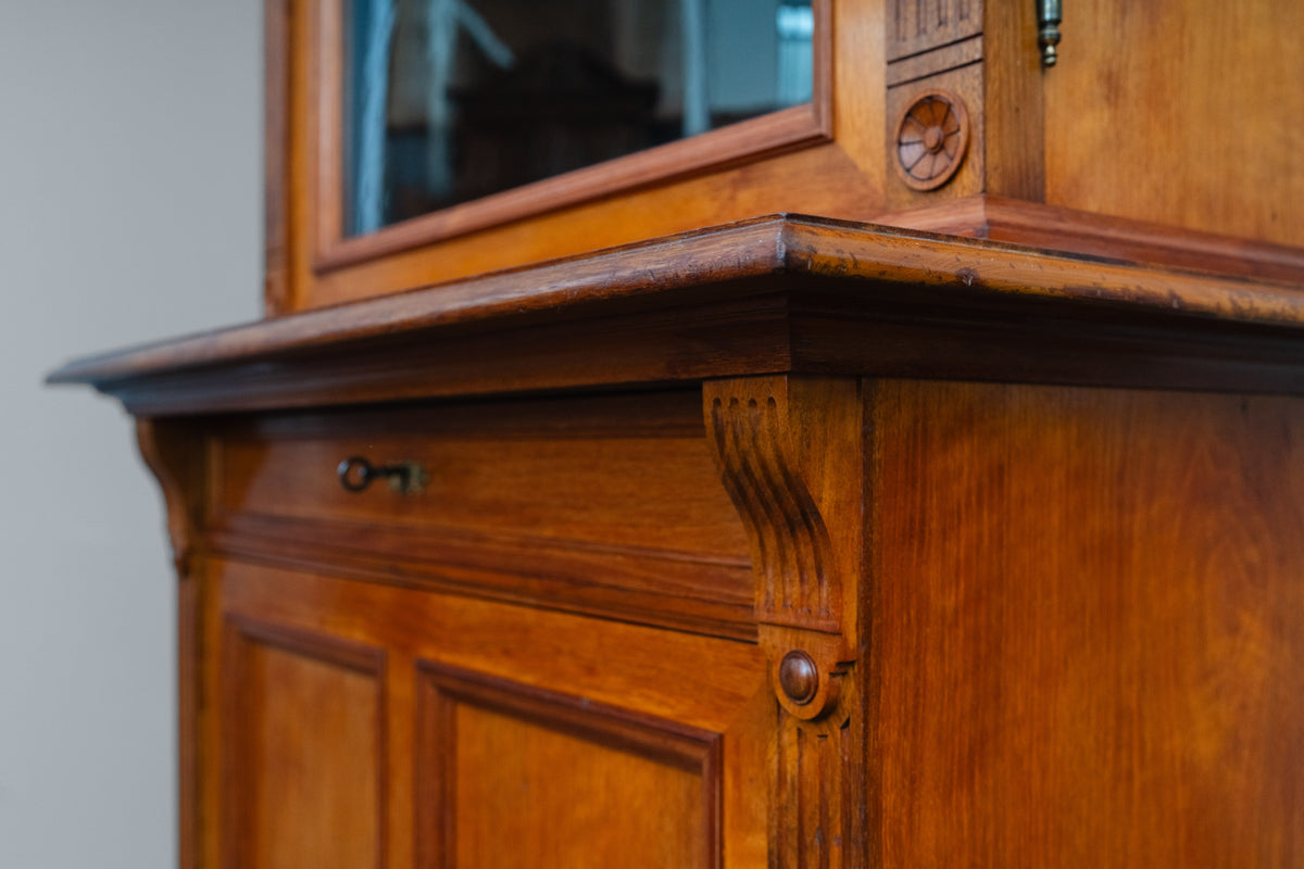 Gründerzeit Bücherschrank in Nussbaum - zweite Hälfte des 19.Jahrhunderts