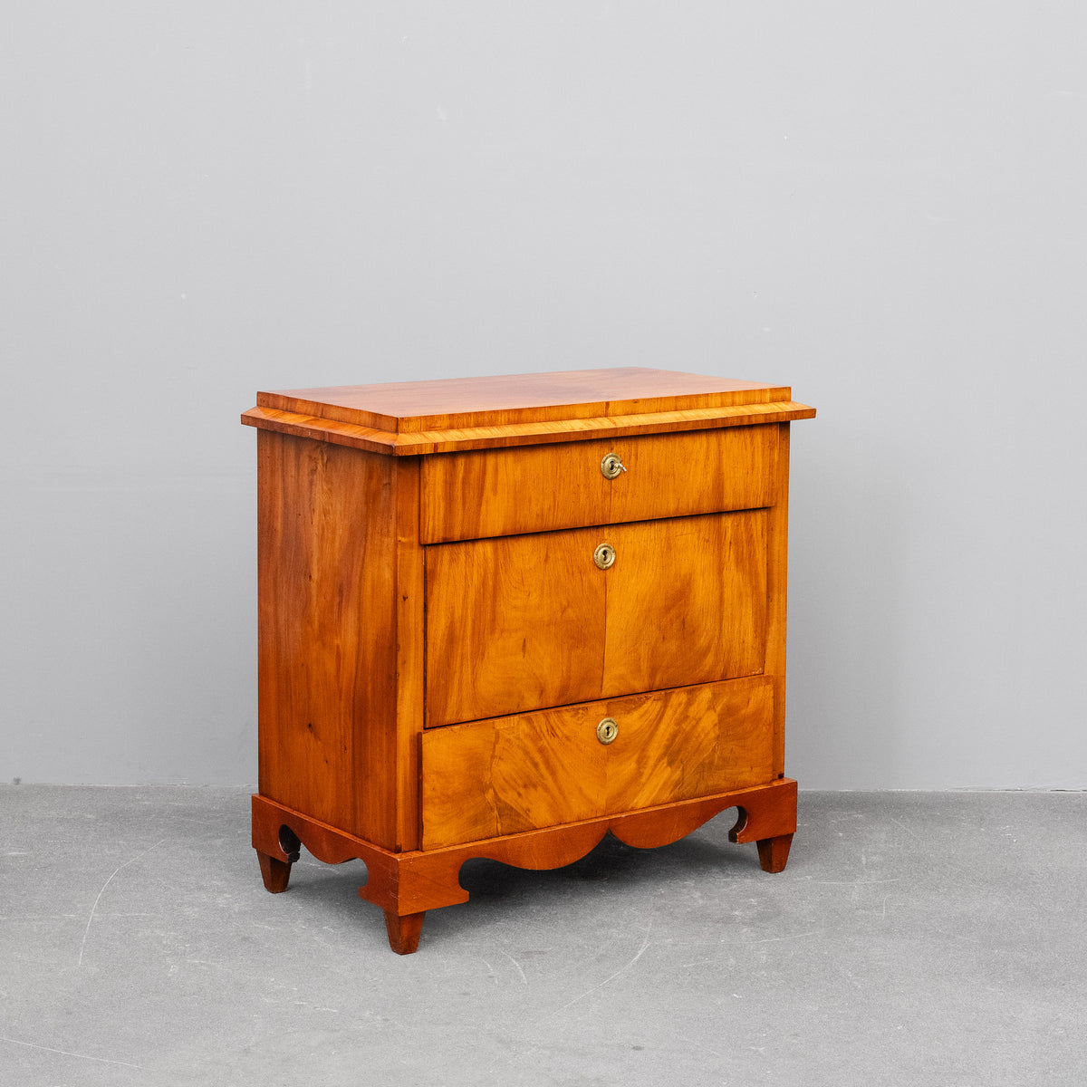 Kommode im Biedermeier Stil in Nussbaum - aus dem 19.Jahrhundert