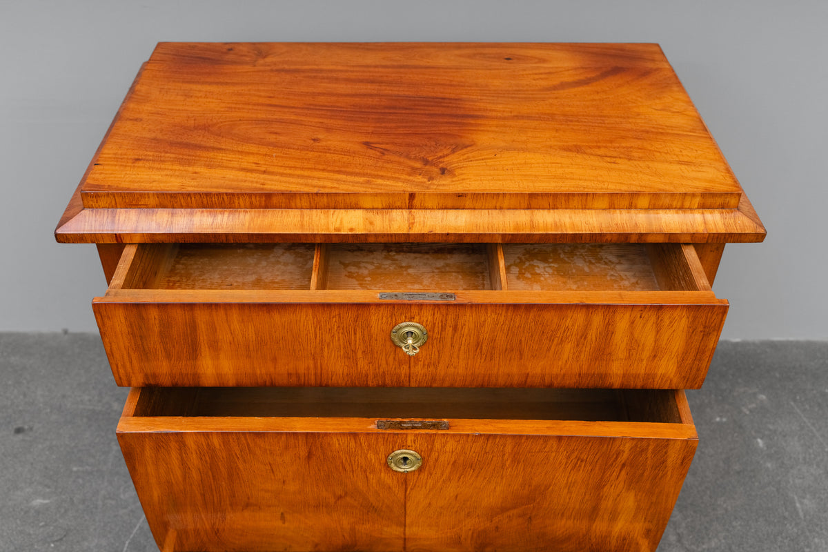 Kommode im Biedermeier Stil in Nussbaum - aus dem 19.Jahrhundert