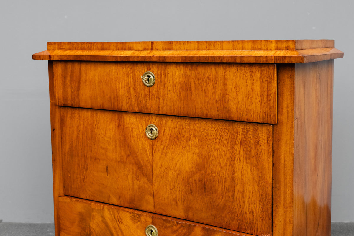 Kommode im Biedermeier Stil in Nussbaum - aus dem 19.Jahrhundert