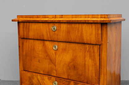 Kommode im Biedermeier Stil in Nussbaum - aus dem 19.Jahrhundert
