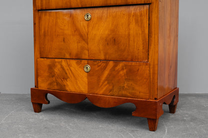 Kommode im Biedermeier Stil in Nussbaum - aus dem 19.Jahrhundert