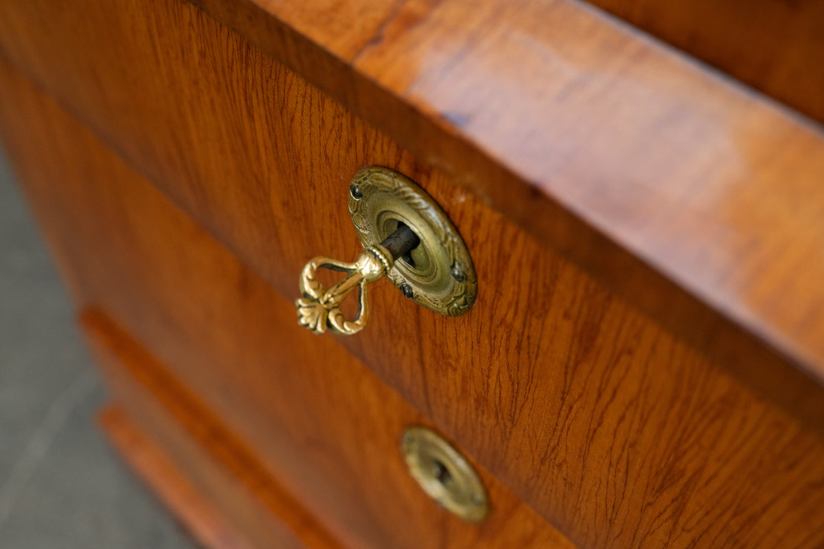 Kommode im Biedermeier Stil in Nussbaum - aus dem 19.Jahrhundert