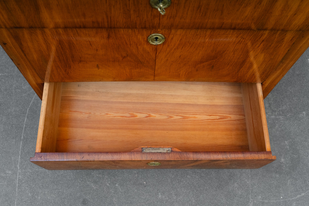 Kommode im Biedermeier Stil in Nussbaum - aus dem 19.Jahrhundert