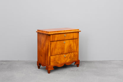 Kommode im Biedermeier Stil in Nussbaum - aus dem 19.Jahrhundert
