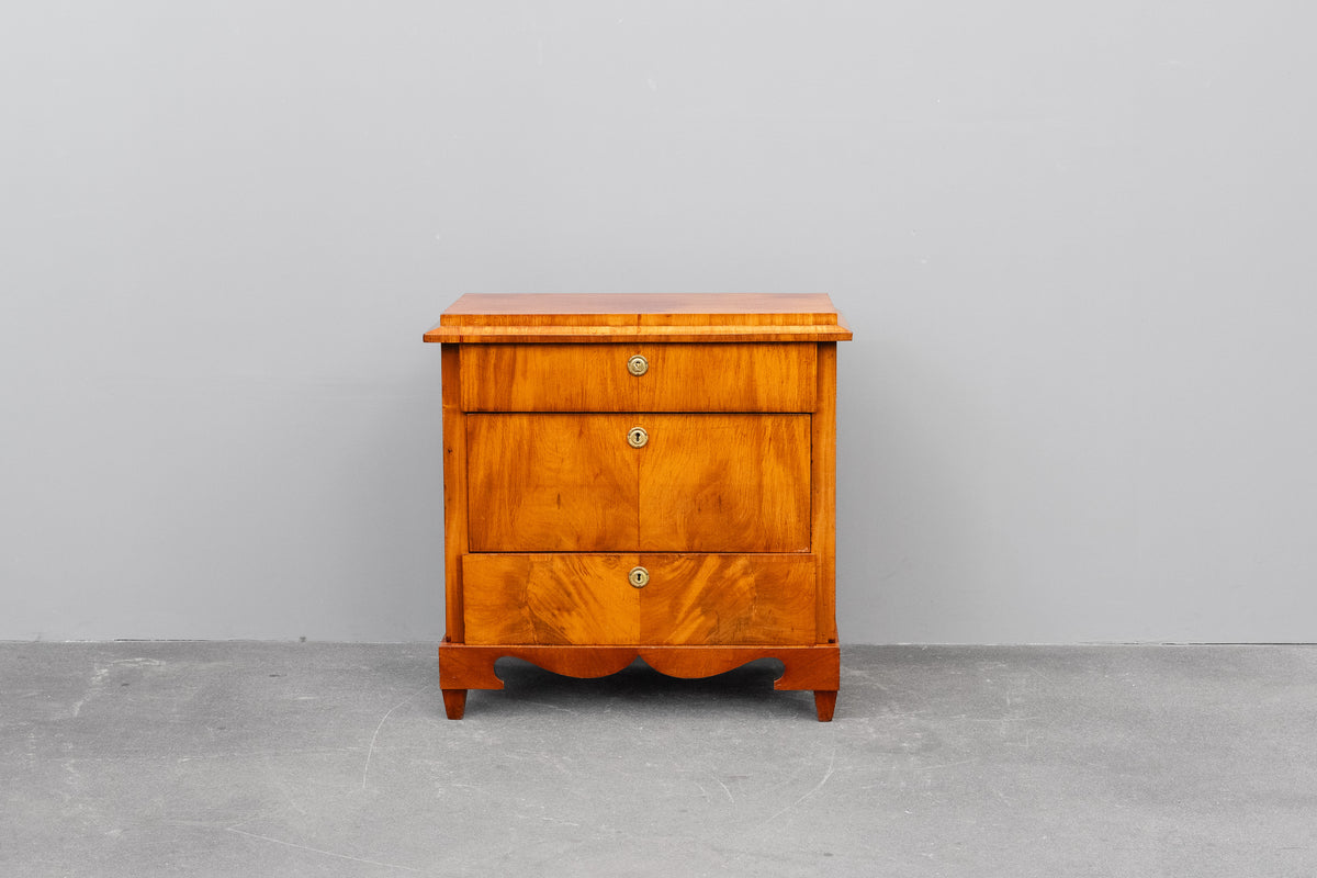 Kommode im Biedermeier Stil in Nussbaum - aus dem 19.Jahrhundert