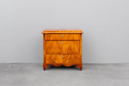 Kommode im Biedermeier Stil in Nussbaum - aus dem 19.Jahrhundert