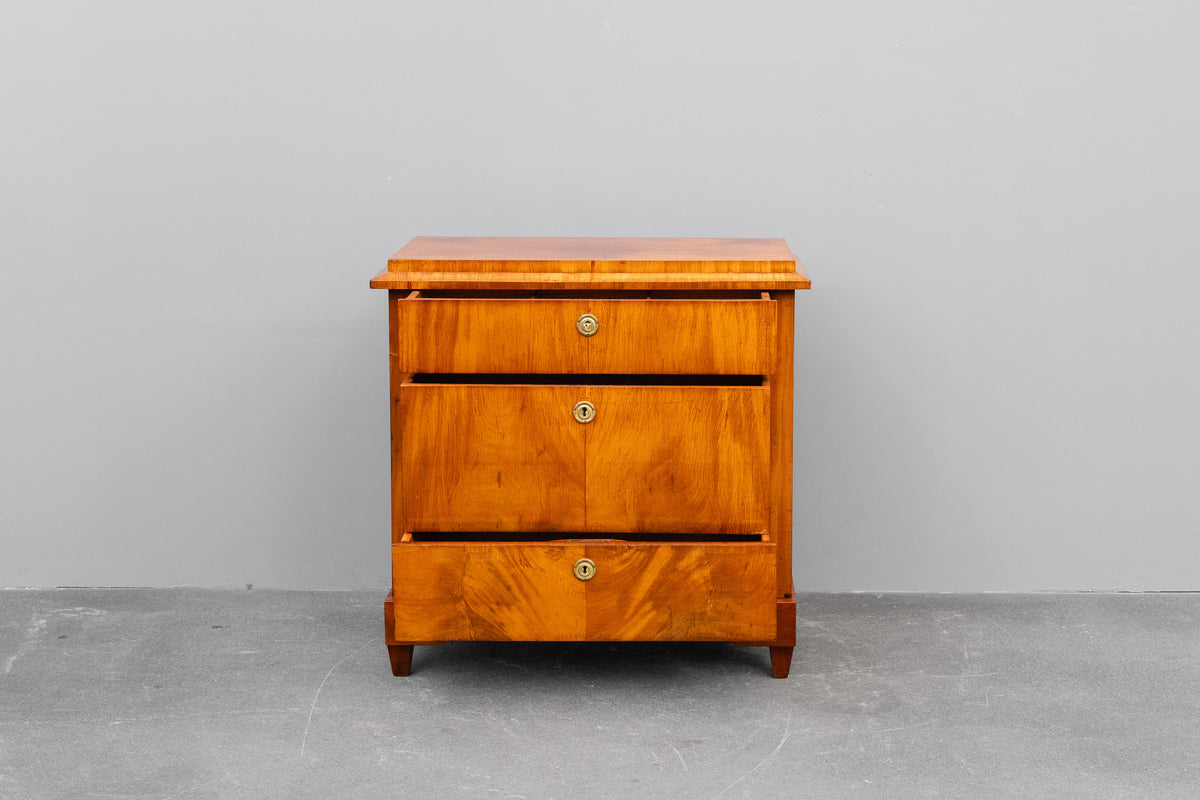 Kommode im Biedermeier Stil in Nussbaum - aus dem 19.Jahrhundert