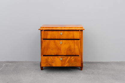 Kommode im Biedermeier Stil in Nussbaum - aus dem 19.Jahrhundert