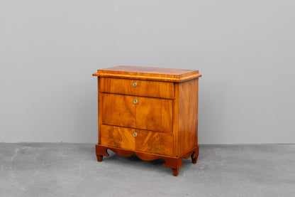 Kommode im Biedermeier Stil in Nussbaum - aus dem 19.Jahrhundert