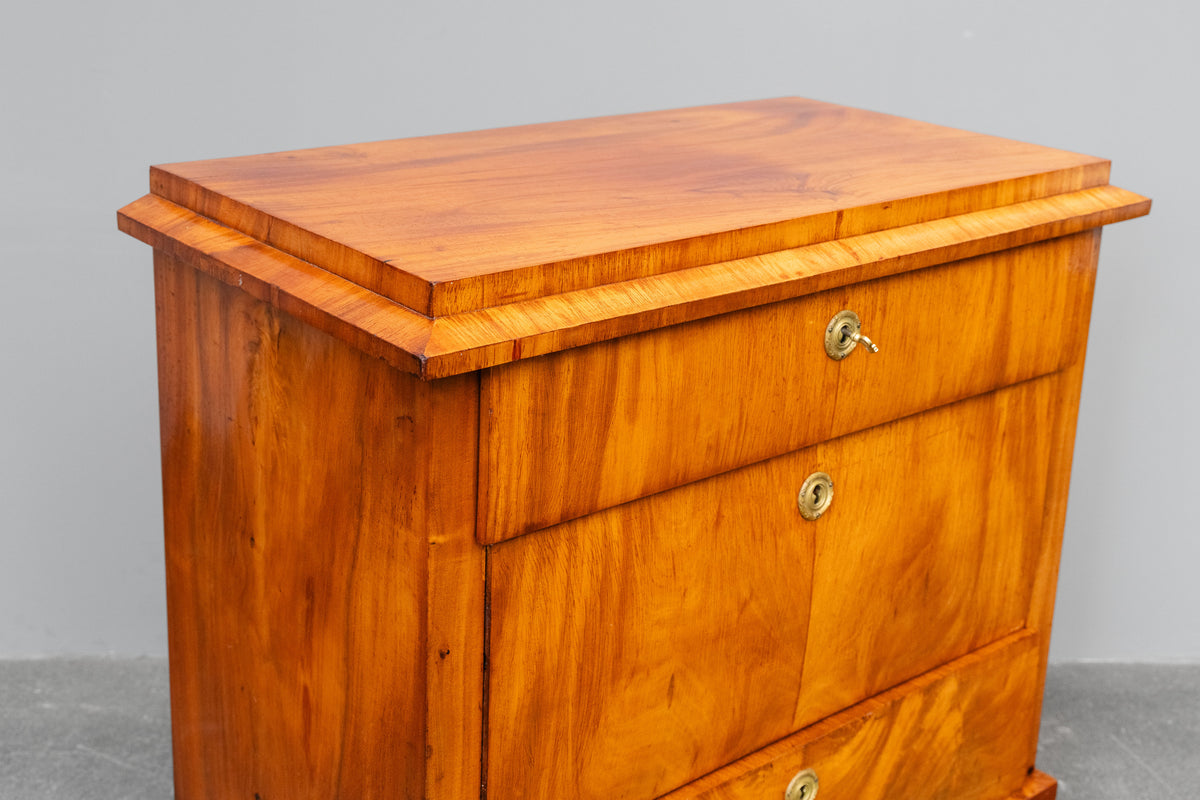 Kommode im Biedermeier Stil in Nussbaum - aus dem 19.Jahrhundert