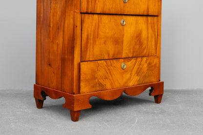 Kommode im Biedermeier Stil in Nussbaum - aus dem 19.Jahrhundert