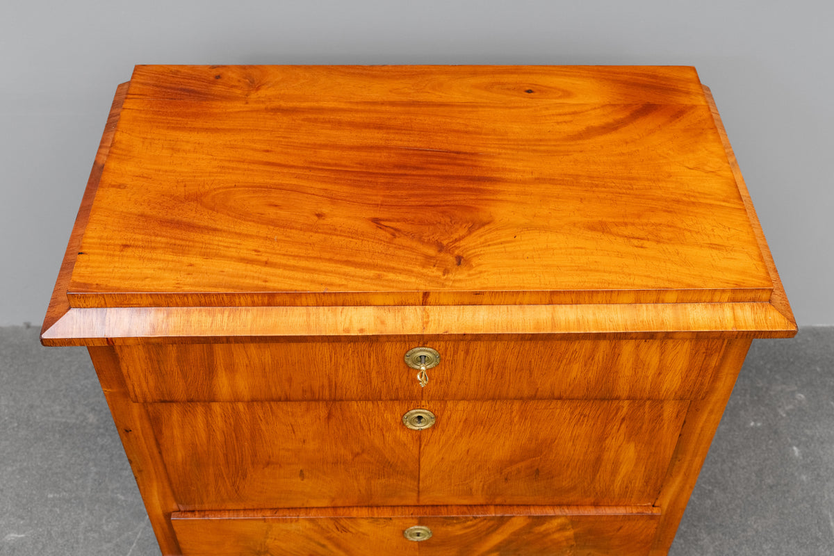 Kommode im Biedermeier Stil in Nussbaum - aus dem 19.Jahrhundert