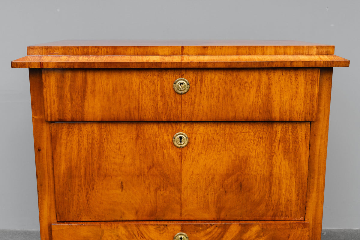 Kommode im Biedermeier Stil in Nussbaum - aus dem 19.Jahrhundert