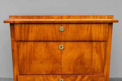 Kommode im Biedermeier Stil in Nussbaum - aus dem 19.Jahrhundert